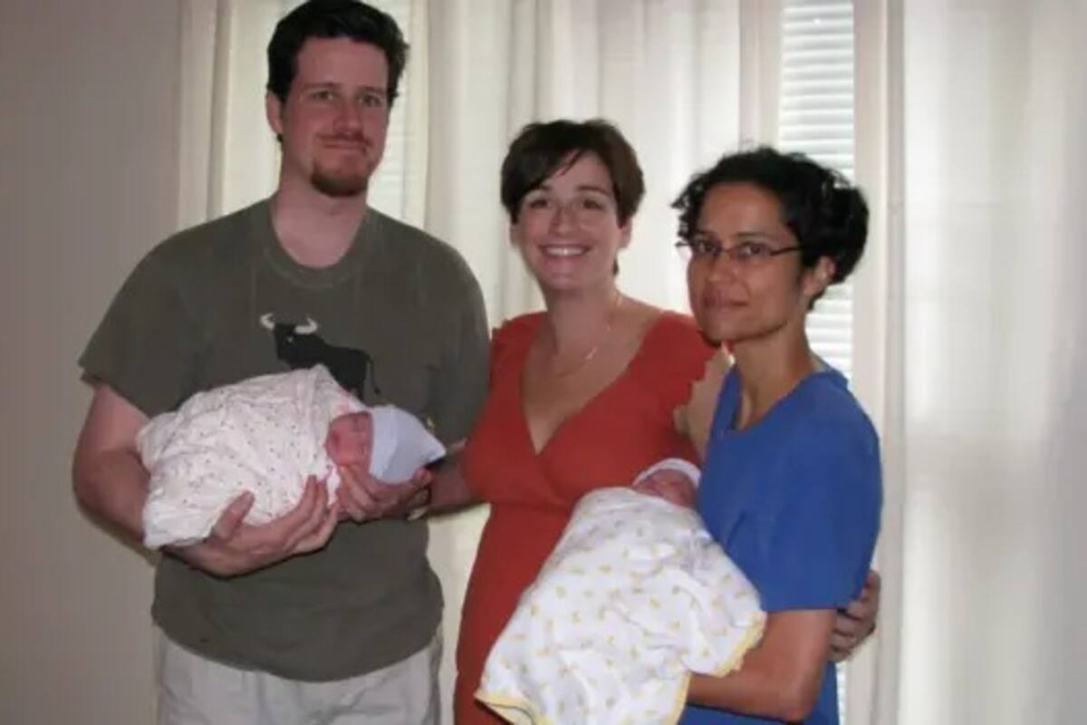 Rachel (centro) les ofreció a Mark y Tina ser la madre subrogada de sus hijos el mismo año que se conocieron