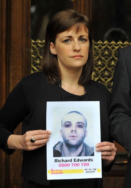 Rachel Edwards, la hermana de Richey, fotografiada en 2011 con un cartel con la última foto que tiene del músico (Foto: Cordon Press)