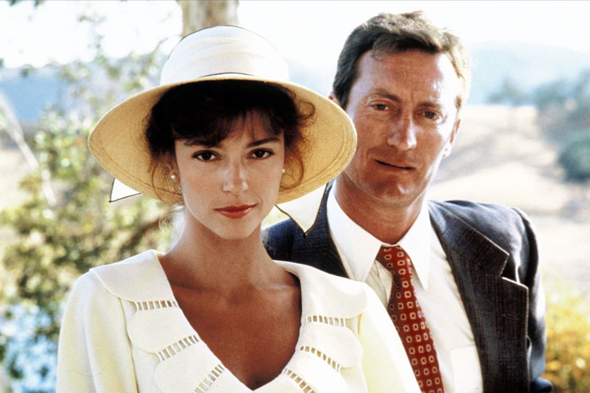 Rachel Ward y Bryan Brown se conocieron en el set de la exitosa miniserie El pájaro canta hasta morir y desde entonces no se separaron más; en 1983 se casaron y juntos tuvieron tres hijos