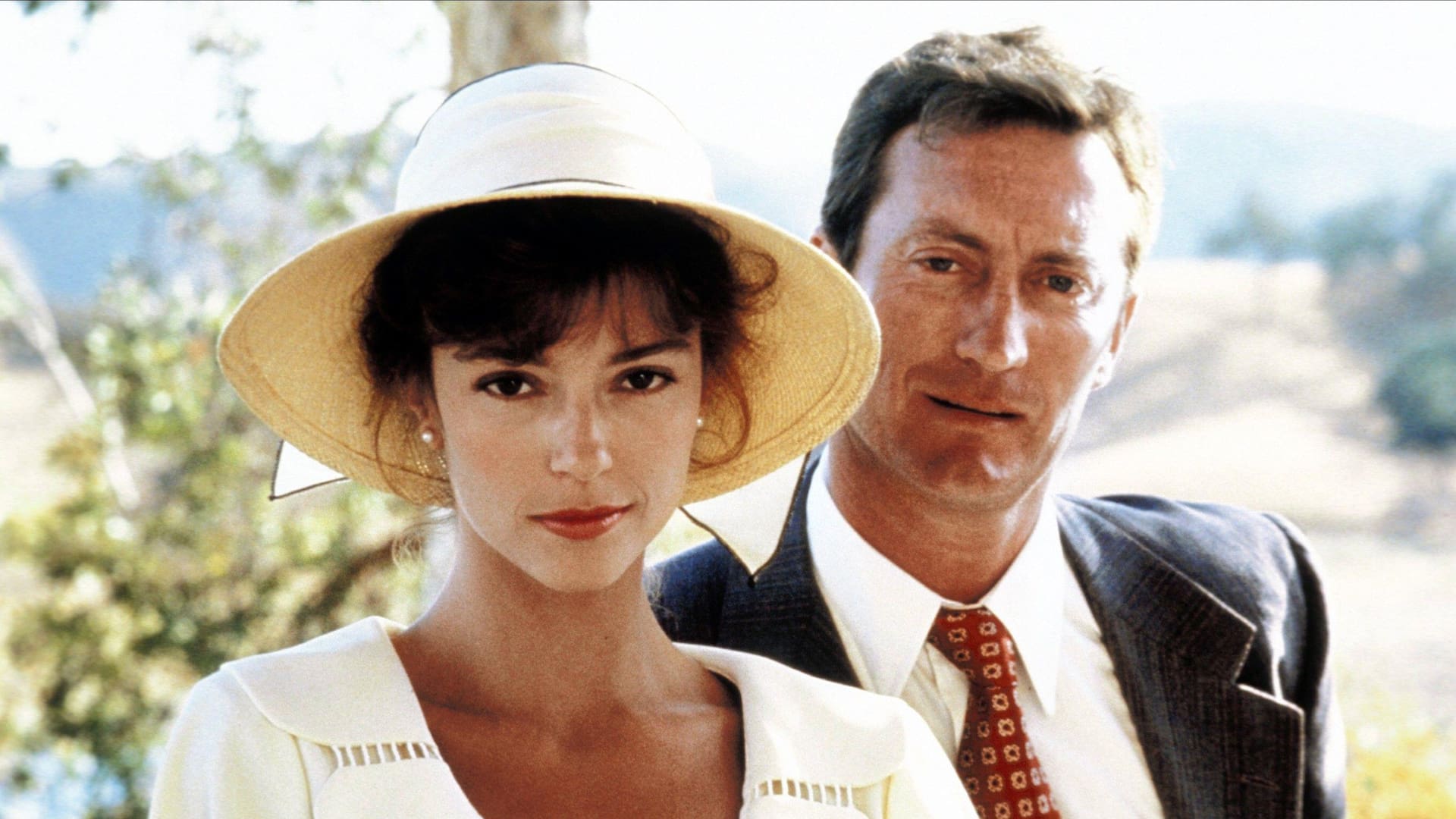 Rachel Ward y Bryan Brown se conocieron en el set de la exitosa miniserie El pájaro canta hasta morir y desde entonces no se separaron más; en 1983 se casaron y juntos tuvieron tres hijos
