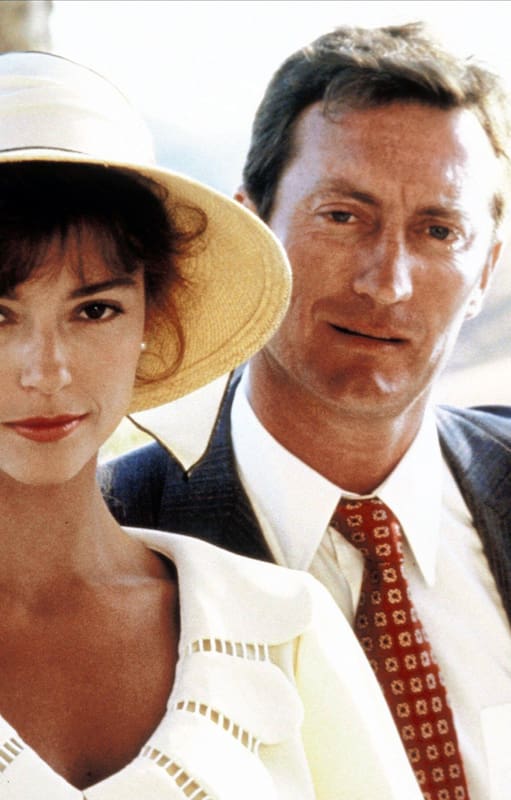Rachel Ward y Bryan Brown se conocieron en el set de la exitosa miniserie El pájaro canta hasta morir y desde entonces no se separaron más; en 1983 se casaron y juntos tuvieron tres hijos