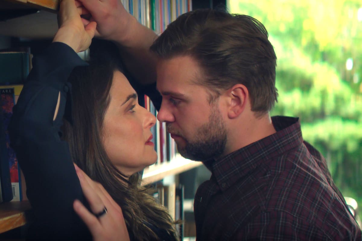 Rachel Weisz en la miniserie Vladimir (Netflix), en la que encarna a una profesora universitaria de cincuenta y pico, que se obsesiona con un nuevo y atractivo colega, encarnado por Leo Woodall