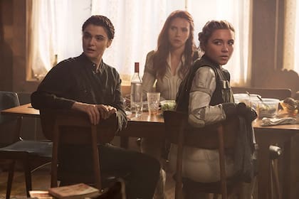 Rachel Weisz, Florence Pugh y Scarlett Johansson en una escena de la película