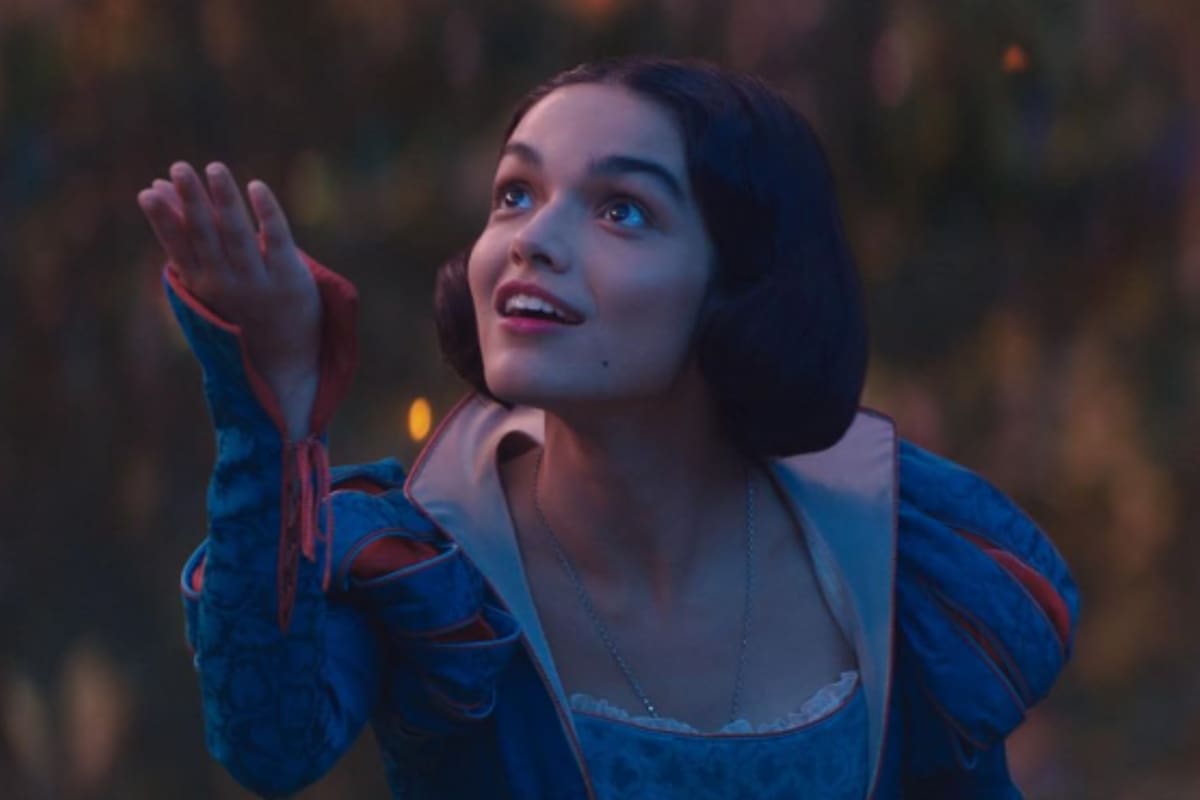 Rachel Zegler en la nueva Blanca Nieves, que este año volvió a los cines con una versión híbrida entre la acción real y los personajes realizados de forma digital