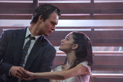 Rachel Zegler junto a Ansel Elgort en una escena de Amor sin barreras