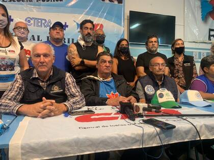 Rachid (de negro y azul), tras una incursión fallida a la estancia Lago Escondido