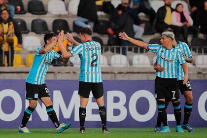 Racing celebra el gol de Santiago Solari, que abrió la cuenta frente a Coquimbo