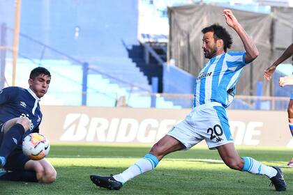 Darío Cvitanich estuvo cerca de marcar para Racing, que no mereció perder
