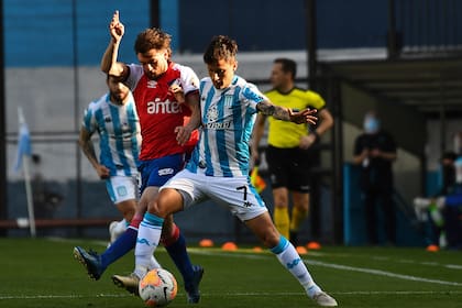 Héctor Fértoli, uno de los nuevos en un Racing que buena perspectiva en la zona F pero que no puede descuidarse en lo que le queda; Nacional, de Uruguay, que lo doblegó por 1-0 en Avellaneda, es el otro favorito del grupo.