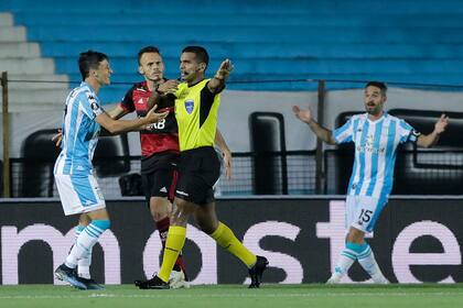 El juez venezolano Alexis Herrera acaba de anular un gol de Lisandro López en el Cilindro de Avellaneda y los jugadores de Racing protestan; el VAR entendió que había infracción de Eugenio Mena en el origen de la jugada.