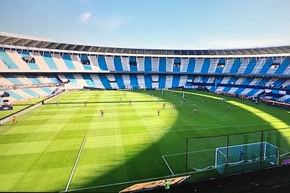 Racing jugó ante Nacional de Montevideo en Avellaneda, sin público y con un DJ que generaba el sonido ambiente