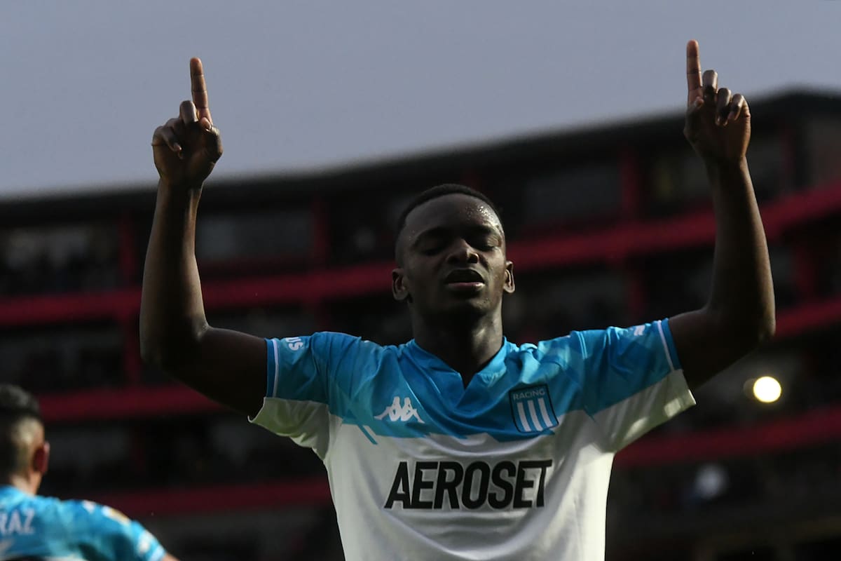 Racing ganó en Santa Fe y persigue a Boca en la cima de la tabla de posiciones