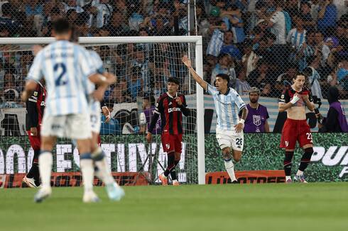 Racing se llevó por delante a lo guapo a un River asustadizo al que se le acabó el año