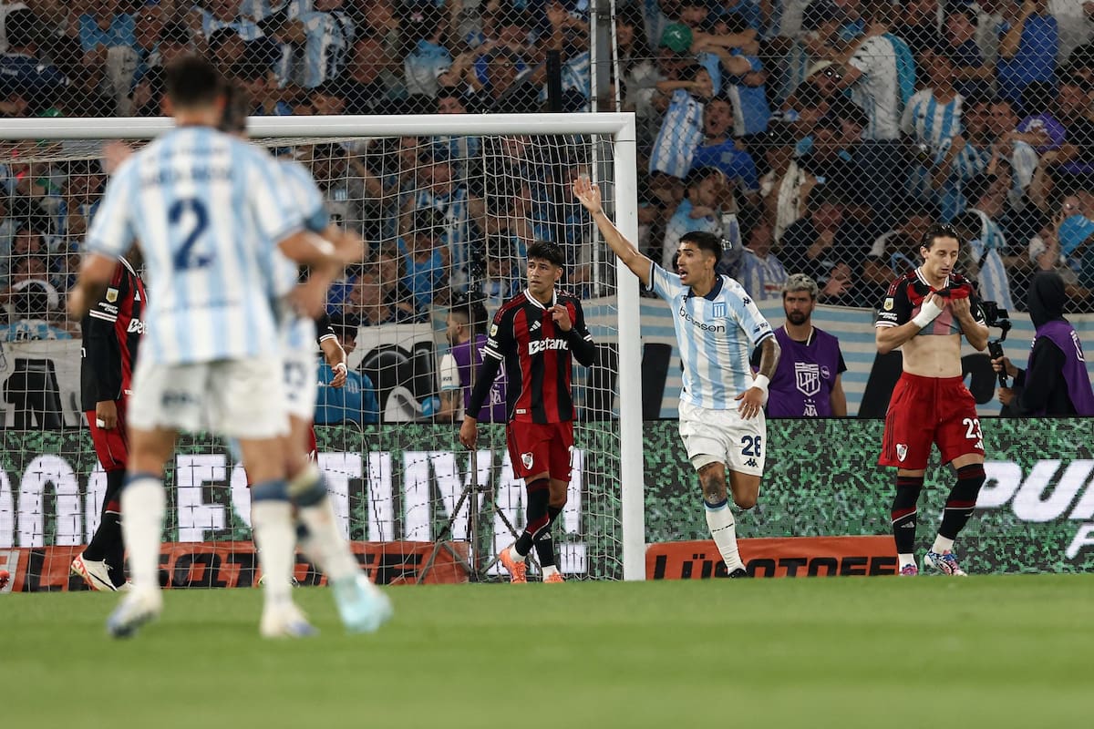 Racing le ganó sobre el final a River en un emotivo 3-2 y se clasificó para los cuartos de final del torneo Clausura; al Millonario se le terminó el año