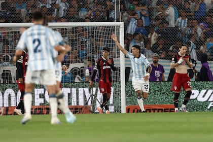 Racing le ganó sobre el final a River en un emotivo 3-2 y se clasificó para los cuartos de final del torneo Clausura; al Millonario se le terminó el año