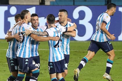 Racing recibe a Rentistas en el debut por la Copa Libertadores.