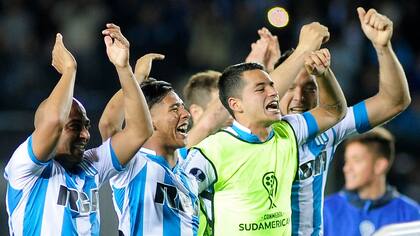Racing sufrió pero se clasificó a cuartos de final