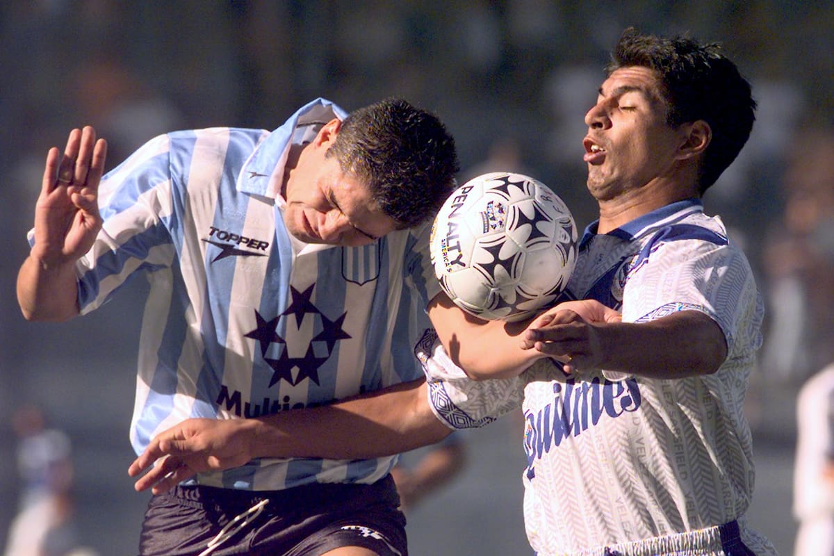 Racing, Vélez, y una postal de aquel domingo de 1997 en el que ambos jugaron... dos partidos cada uno; Fuertes y Banegas, en la disputa por la pelota