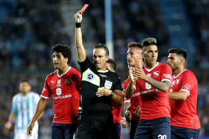 Las tarjetas de Loustau marcaron el último clásico de Avellaneda