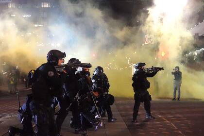 Policías reprimen a los manifestantes en Kenosha