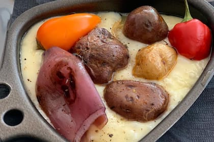 Raclette con papines andinos.