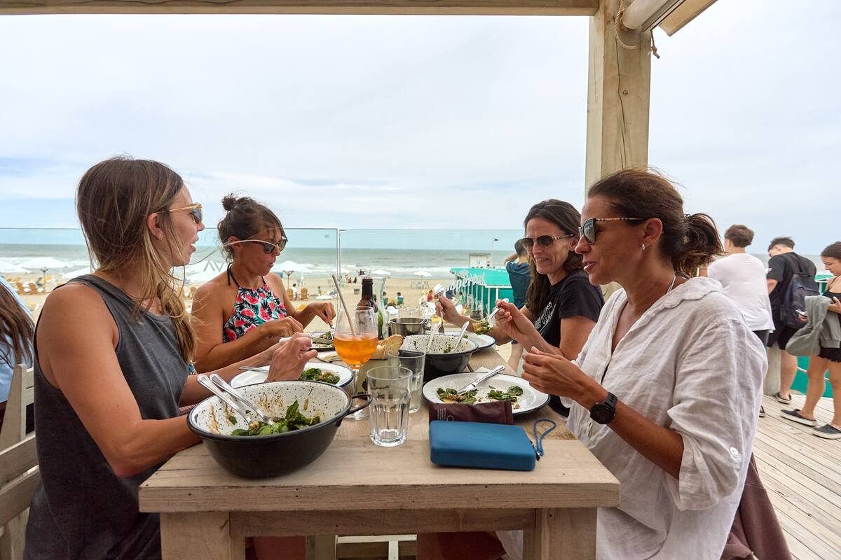 Rada Beach, una de las de cinco propuestas gastronómicas exclusivas para disfrutar la noche de Año Nuevo en Pinamar, con opciones que destacan por su ambiente sofisticado, menús gourmet y vistas únicas en la costa argentina