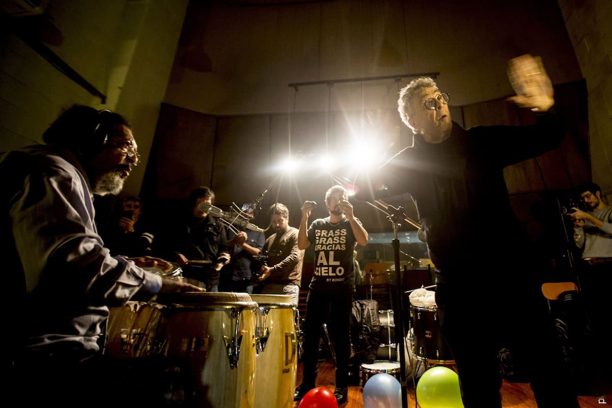 Rada en las congas bajo la atenta dirección de Billy Bond
