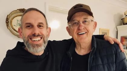 Radalj, en la foto junto a su padre, dijo que siente una responsabilidad hacia los que se quedaron en la cárcel de la que él salió