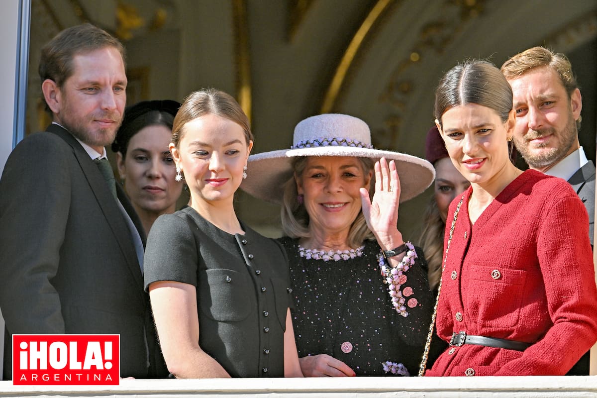 Radiante, Carolina de Mónaco saluda junto a sus hijos Andrea Casiraghi (detrás está su mujer, Tatiana Santo Domingo), Alexandra de Hannover,
Charlotte y Pierre Casiraghi.