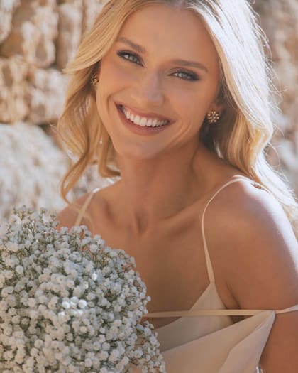 Radiante, Celina posó con su mejor sonrisa.
