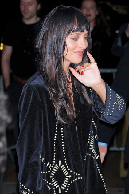 Radiante, Dakota llegó al afterparty de Saturday Night Live en el restaurante L’Avenue at Saks para celebrar sus 37. En el meñique, sumó un toque de lujo con un anillo de serpiente de Jessica McCormack en oro amarillo de 18 quilates, valuado en 33.500 dólares