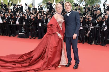 Radiante y acompañada por su hijo Levon Roan Thurman-Hawke, Uma Thurman deslumbró con un glamoroso diseño de satén Dior Couture.