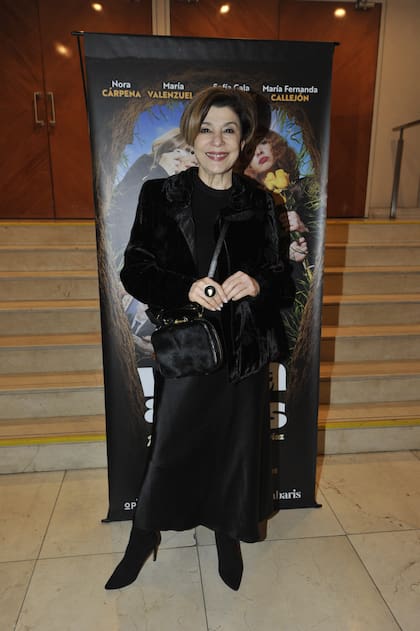 Radiante y con un look total black, Carolina Papaleo disfrutó de una noche de teatro
