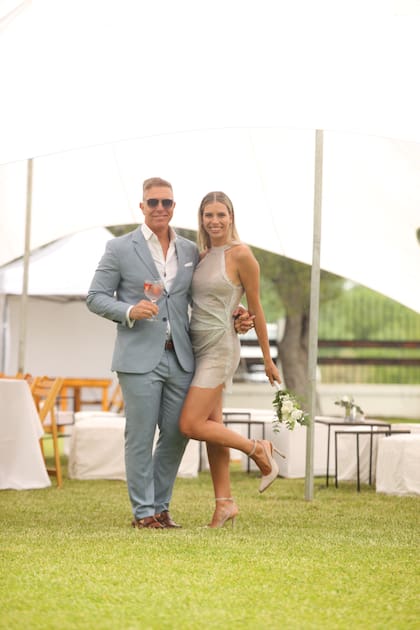 Radiantes de felicidad, Alejandro y Coni posan antes de que comience la fiesta. Ella con un vestido confeccionado en mesh net con incrustaciones de cristal de María Gorof y zapatos de Sarkany; él con traje de Rubén Mónaco y zapatos Fausto Milano.