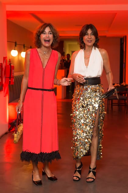 Radiantes, la artista plástica Flavia Martini y Evangelina Bomparola, vestidas por la propia diseñadora, llegaron y corrieron a los brazos del agasajado.