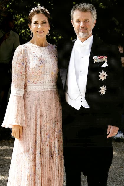 Radiantes, los soberanos posan para los fotógrafos. Para la ocasión, Mary rescató un vestido de gala en rosa empolvado con estampado floral, de la firma Mikael Aghal, que estrenó en Australia en 2024, y lo complementó con una de las piezas más importantes de su joyero: la tiara en oro y plata, con pequeños rubíes y diamantes, que adquirió en una subasta en 2016, junto con unos pendientes a juego