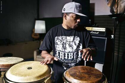 Radicado en el país, el percusionista de Cipress Hill habla sobre el próximo show y el éxito de El Marginal