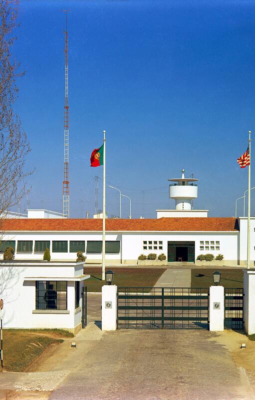 Radio norteamericana instalada en el municipio de Salvaterra de Magos, en Portugal, destinada a retransmitir programas para el Bloque del Este, como parte de la estrategia de lucha contra el comunismo.
Fotografía sin fecha. Producida durante la actividad del estudio Mário Novais: años 50 del siglo XX o posterior.