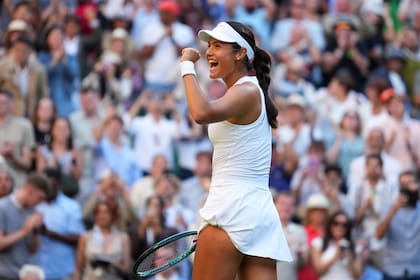 Raducanu muestra destellos de su mejor forma al vencer a Vondrousova, en Wimbledon