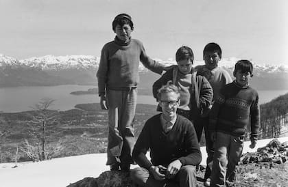 Raemdonck junto a niños de la zona. Todos querían sacarse fotos con "El francés".