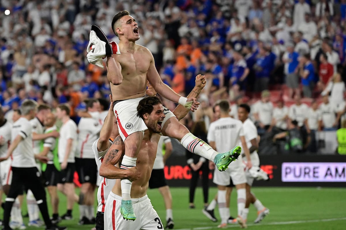 Rafa Borré, en lo alto: otra vez fue clave en el camino de un equipo campeón