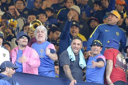 Rafa Di Zeo (remera azul) y Mauro Martín (remera negra), en el centro de la tribuna