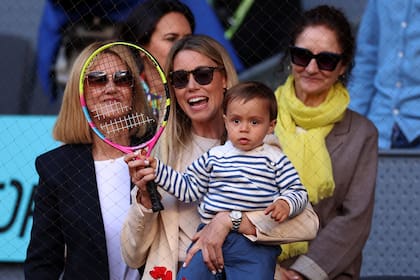 Rafa, el hijo de Nadal, en brazos de su tía, María Isabel; detrás, su abuela materna, Ana María Parera
