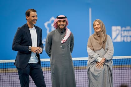 Rafa Nadal, acompañado por el ministro de Deportes de Arabia Saudita, el Príncipe Abdulaziz bin Turki Al Saud, y la presidenta de la Federación de Tenis de Arabia Saudita, Arij Mutabagani