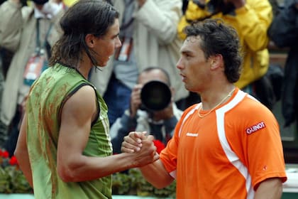 Rafa Nadal, con 19 años y 2 días, cuando el 5 de junio de 2005 logró el trofeo de Roland Garros al batir al argentino Mariano Puerta.