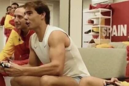 Rafa Nadal se divierte frente a la pantalla junto con el equipo español de Copa Davis