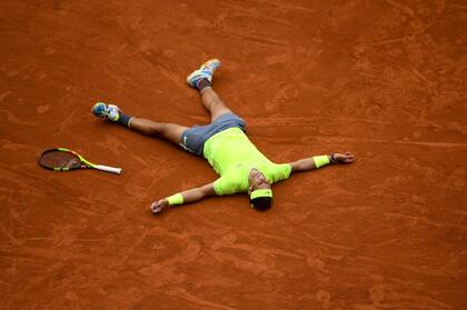 Nadal, tendido sobre el polvo de ladrillo del Philippe-Chatrier, al ganar su 12° trofeo en Roland Garros
