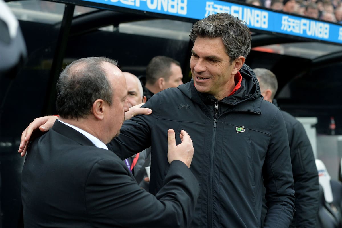 Rafael Benitez, Gerente de Newcastle United y Mauricio Pellegrino, Gerente de Southampton se abrazan antes del partido de Liga Premier entre Newcastle United y Southampton en St. James Park el 10 de marzo de 2018 en Newcastle upon Tyne, Inglaterra