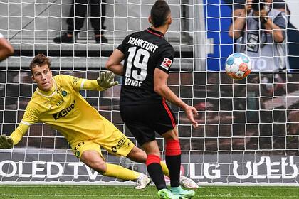 Rafael Borré convierte el penal en su presentación en Eintracht Frankfurt, en un amistoso