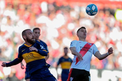 Rafael Borré jugando un clásico ante Boca en 2019, en la foto, disputando la pelota con Daniele De Rossi
